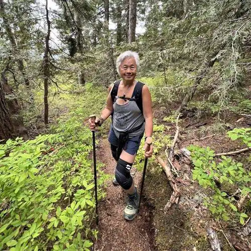 Mia H. hiking in her Stedix Knee Sleeve