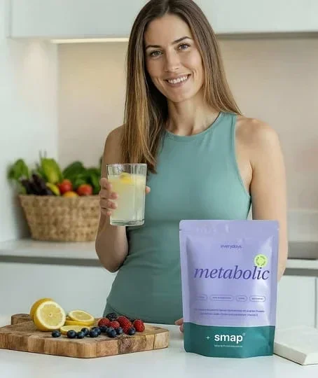 Frau mit metabolic Morgen-Drink und Produktpackung