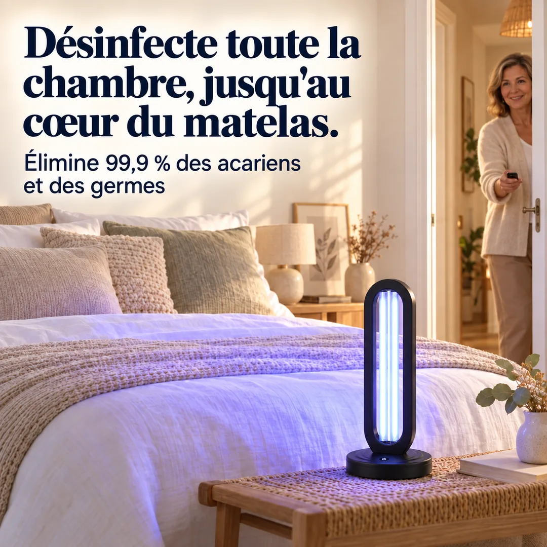 La lampe Solia UV allumée au pied d'un lit : sa lumière UV-C désinfecte le matelas, les oreillers et l'air de la chambre.