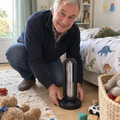 Un grand-père pose la lampe Solia dans la chambre de ses petits-enfants.