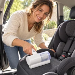 Une mère passe l'Acaria Mini sur le siège auto de son enfant.