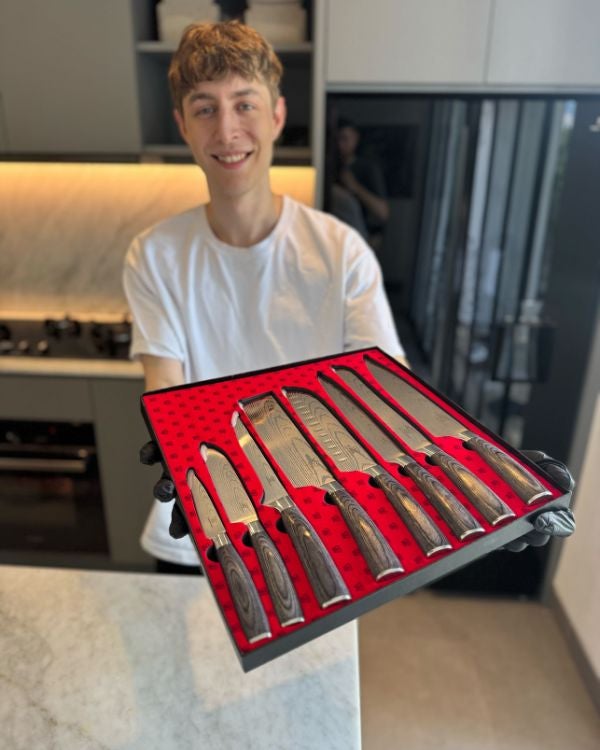 Marcus Weber mit dem Küchenkompane Messer