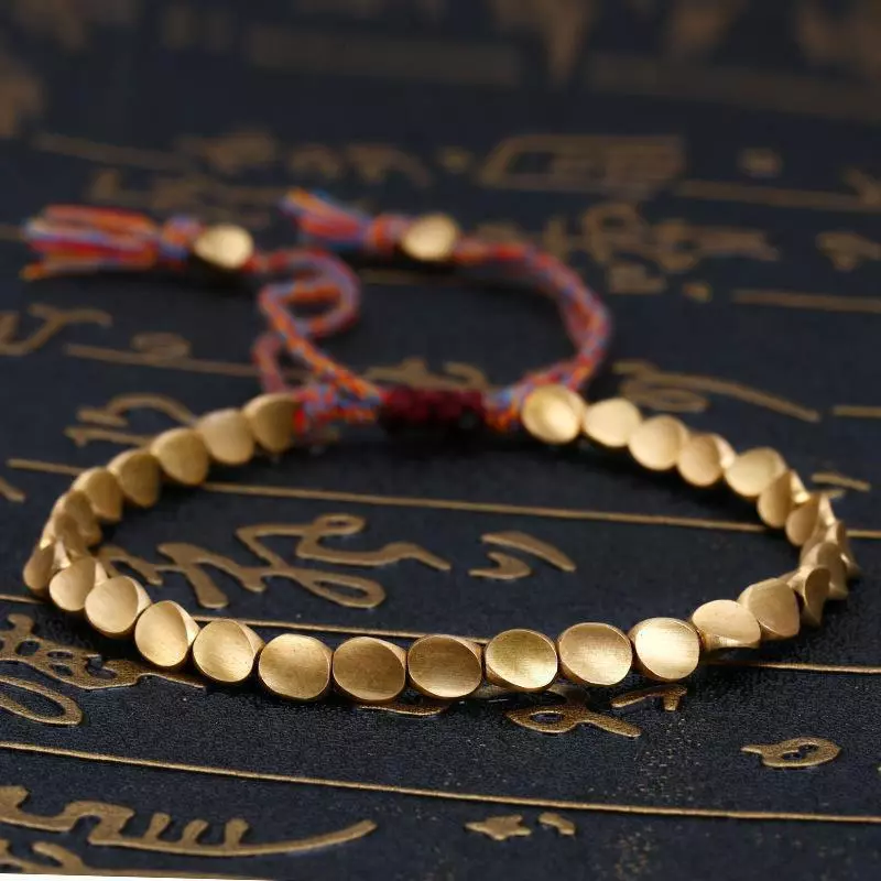 Goldenes Armband Detailaufnahme