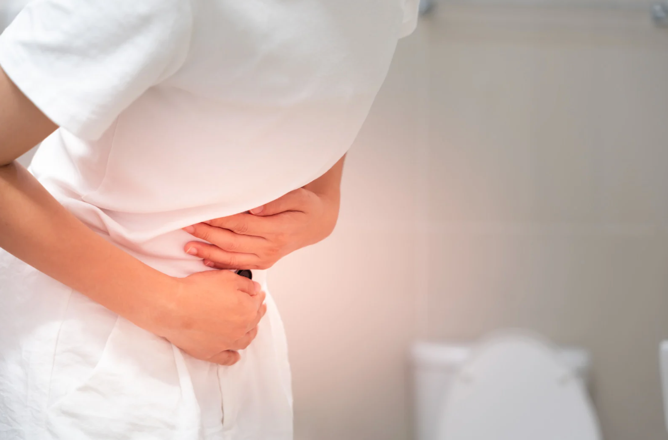 Stressbedingter Durchfall – Frau hält sich den Bauch