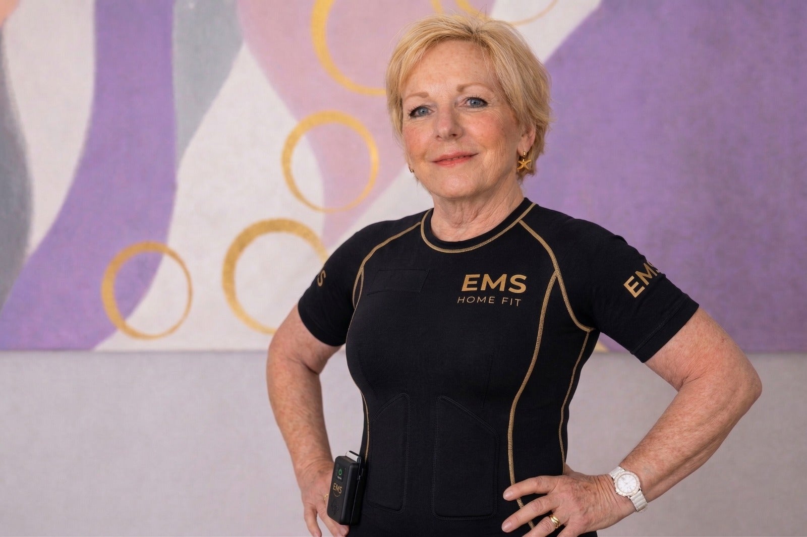 Selbstbewusste Frau im EMS Home Fit Anzug