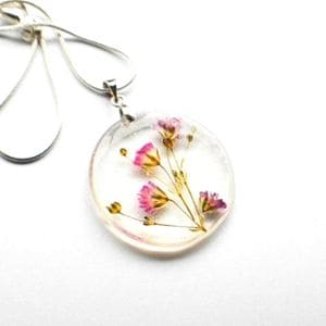 Collares en resina con flores secas