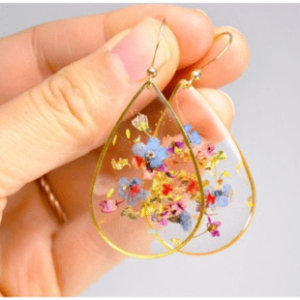 Aretes en resina transparentes con confeti de colores