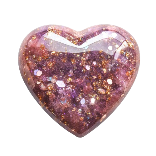 Mano sosteniendo colgantes de resina en forma de corazón con flores y hojas incrustadas