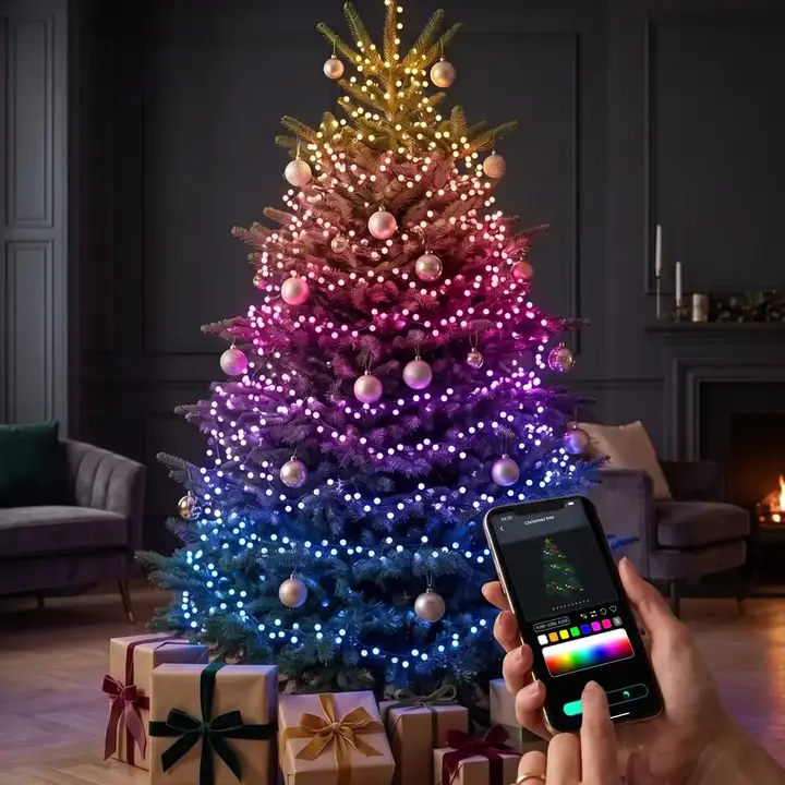 Brad decorat cu instalații Smart LED în degradeu auriu, roz, violet și albastru, controlat din aplicația de pe telefon