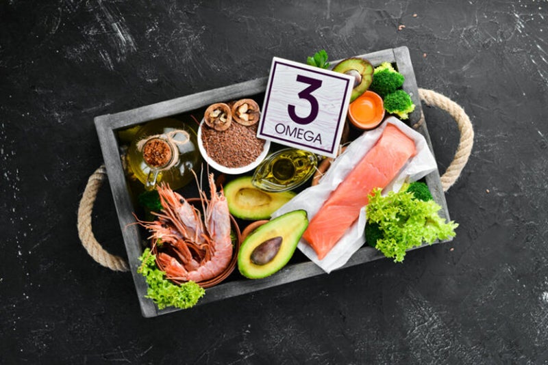 Omega-3 in Lebensmitteln: Lachs, Nüsse, Chiasamen, Avocado