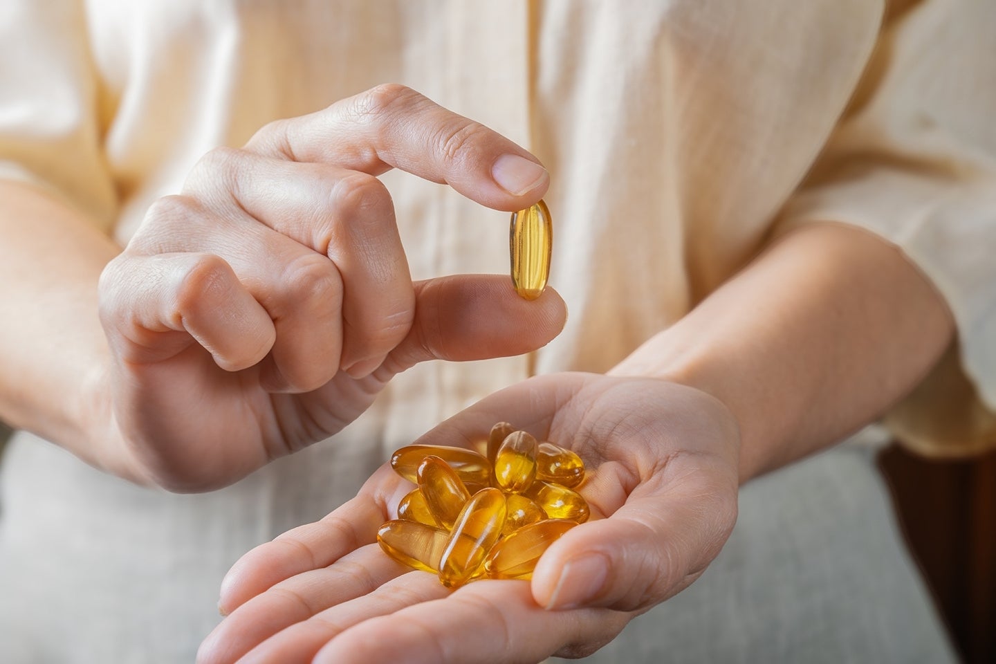 Omega-3 Kapseln in einer Hand