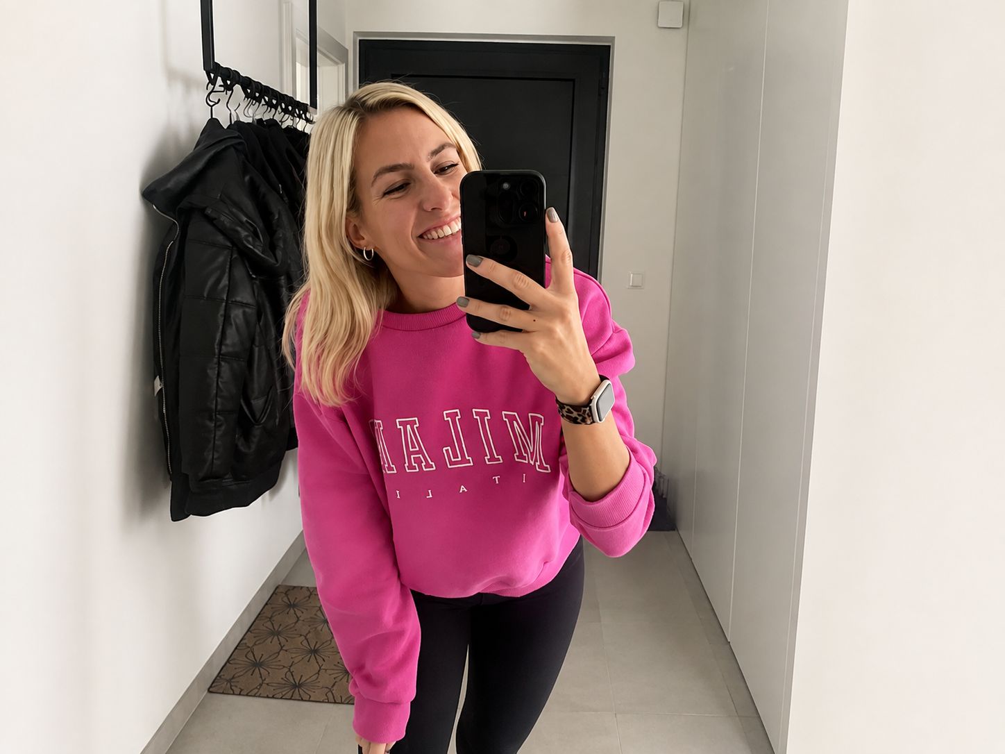 Stefanie Meister vor dem Spiegel