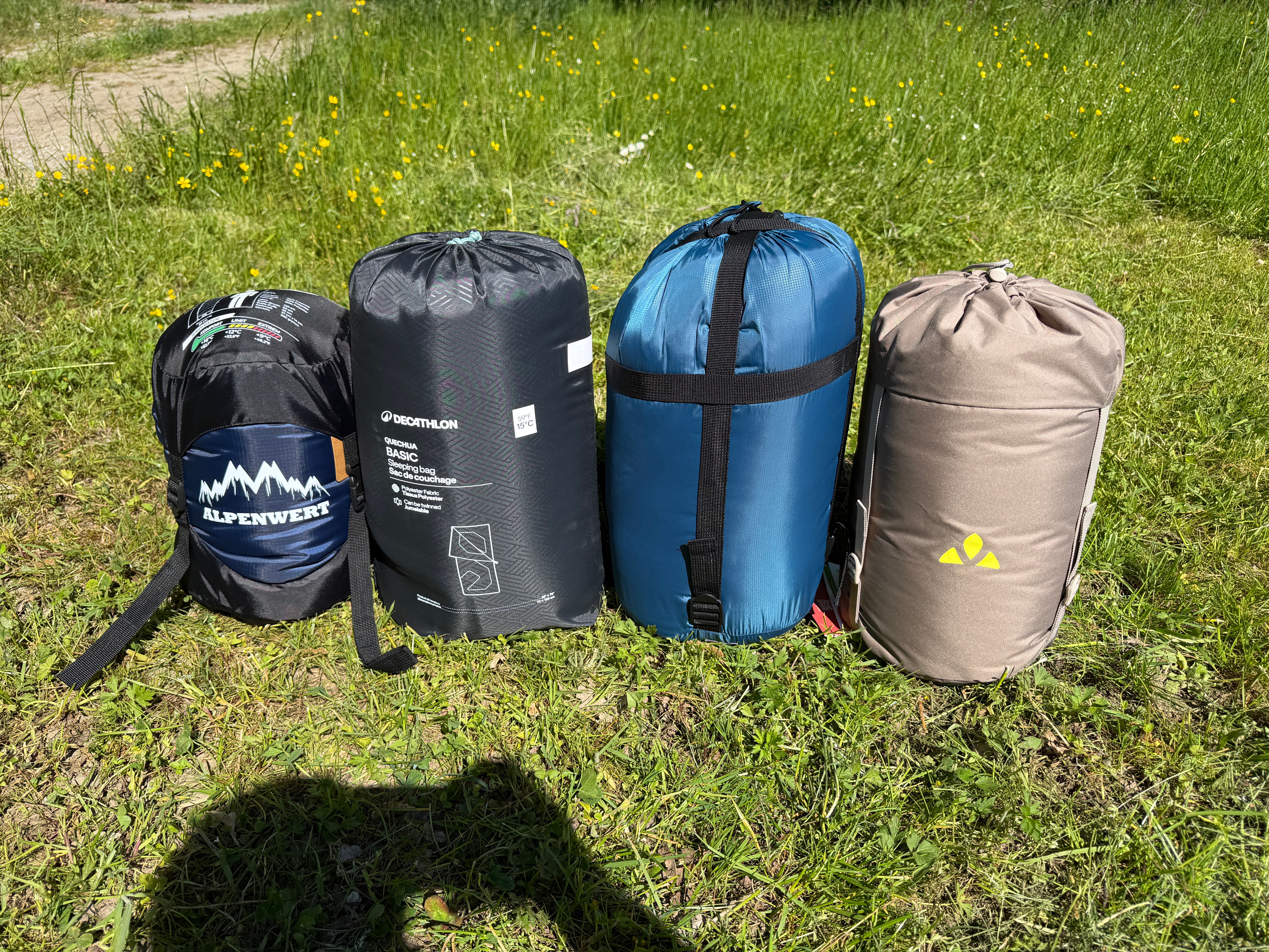 Alle fünf Sommerschlafsäcke gepackt im Größenvergleich