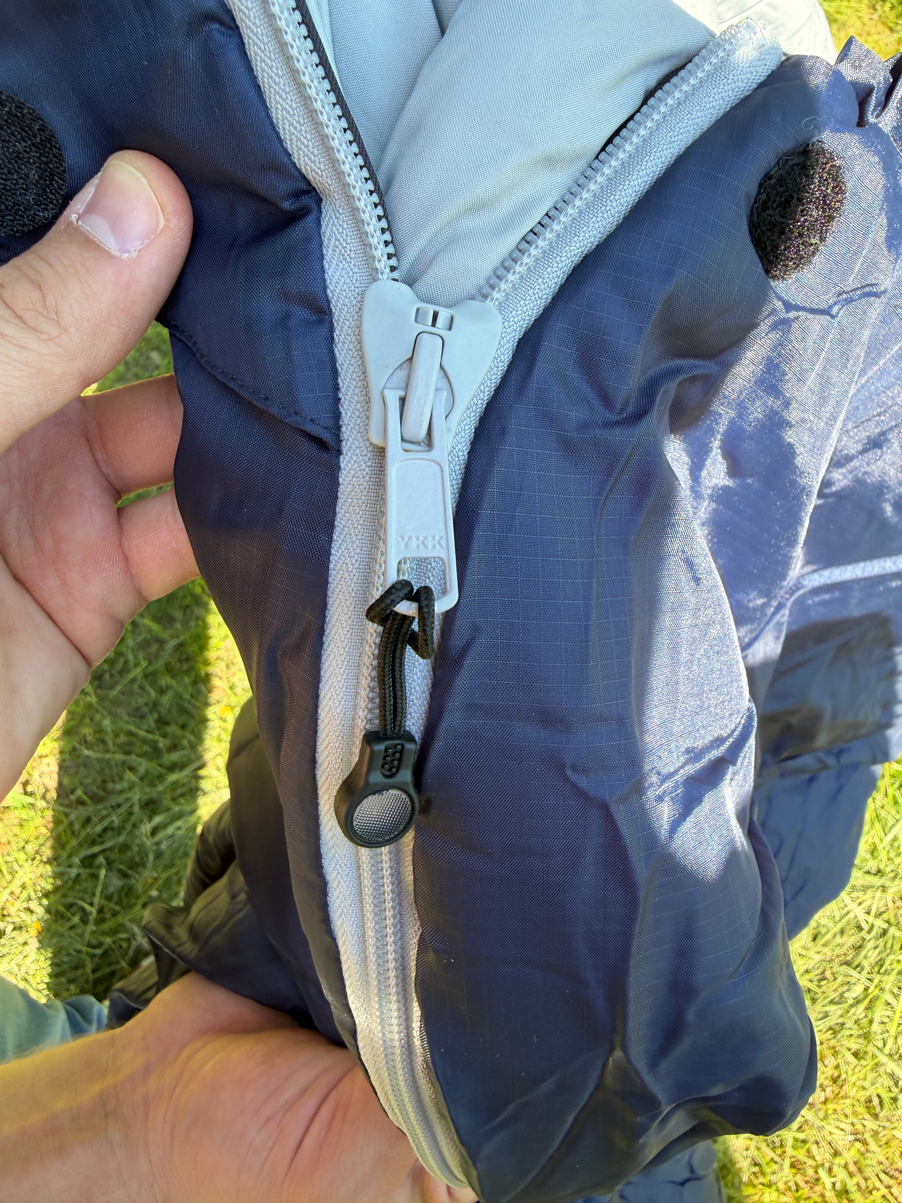 YKK-Reißverschluss mit Anti-Klemmschutz am ALPENWERT Sommerschlafsack