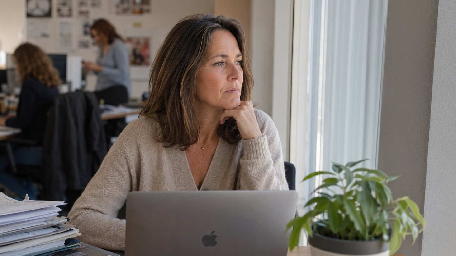 Mette Andersen ved sit skrivebord